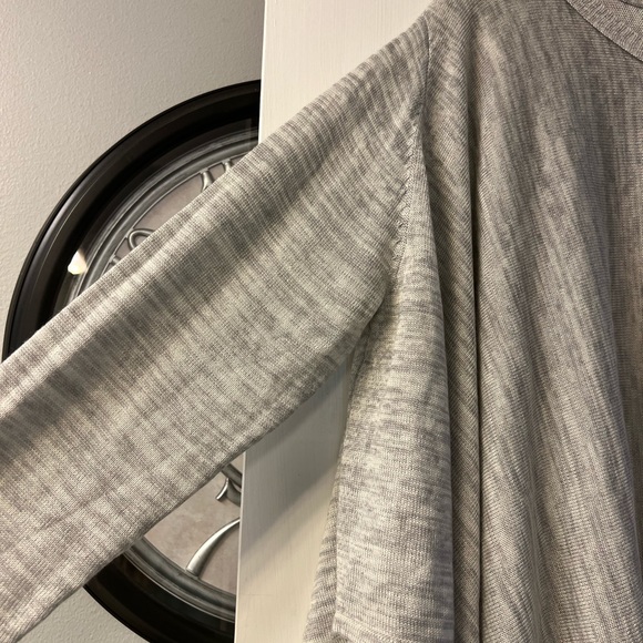 NWT Converse one star gray pullover sweater with cascade bottom. Size M - Picture 3 of 10